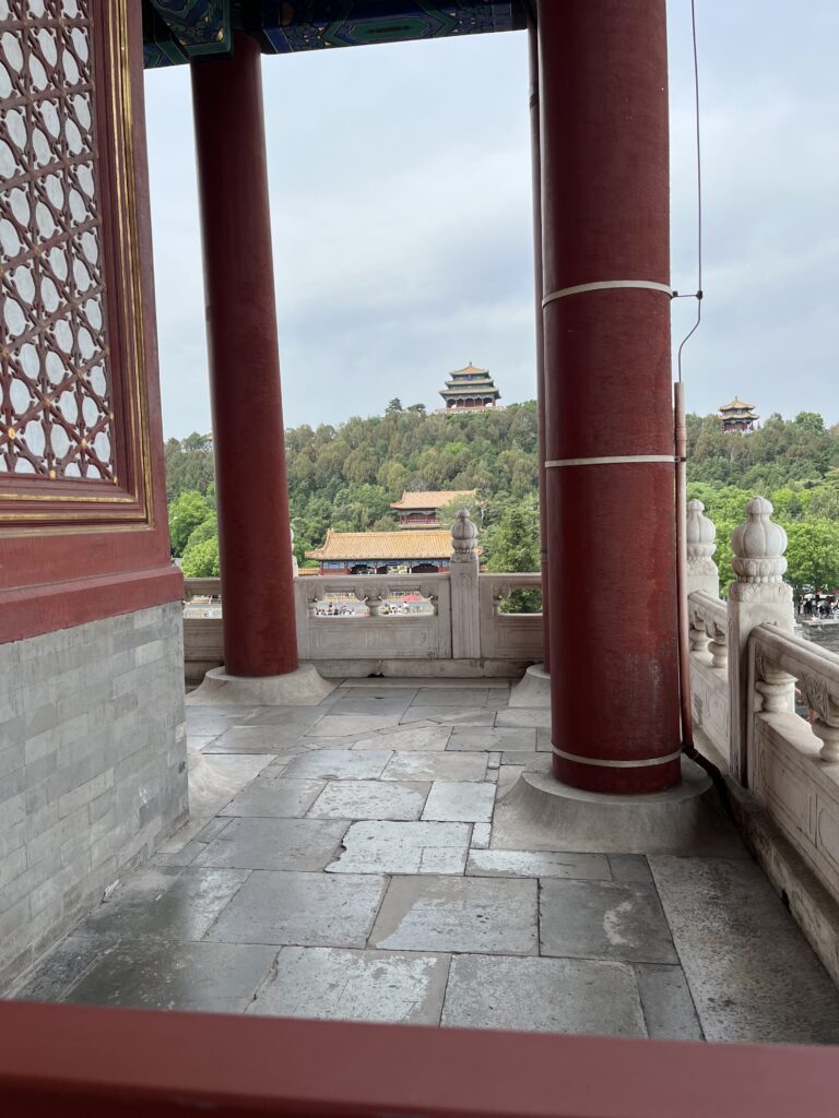 小さく見える景山公園