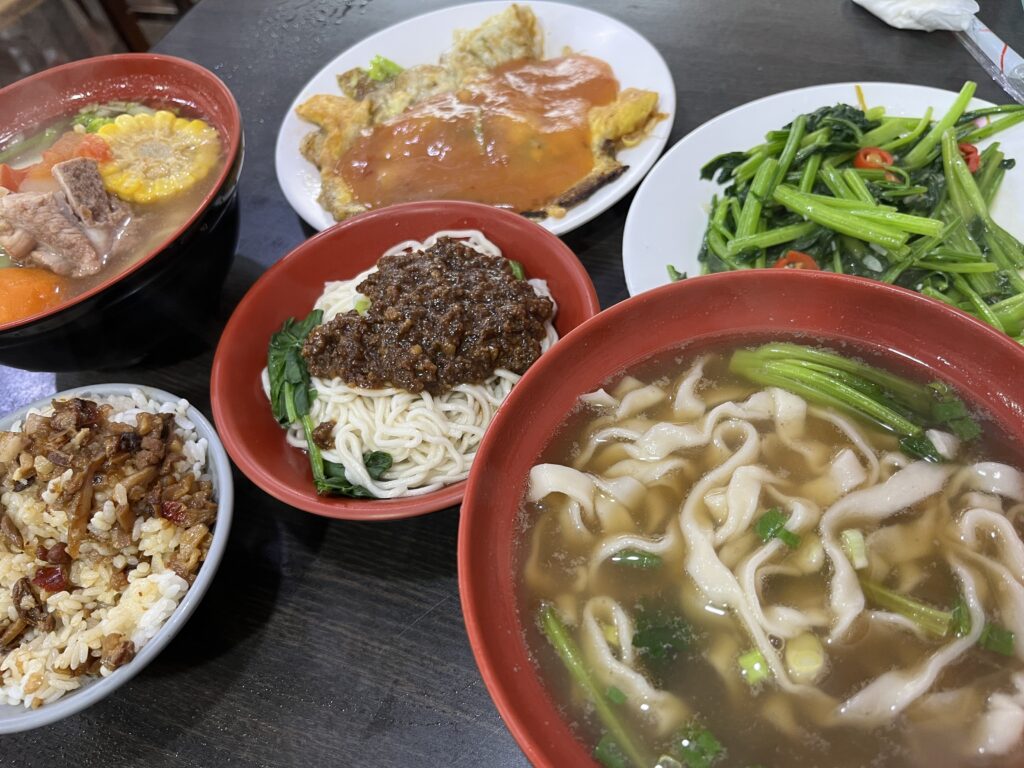 ローカル食堂でたくさん注文