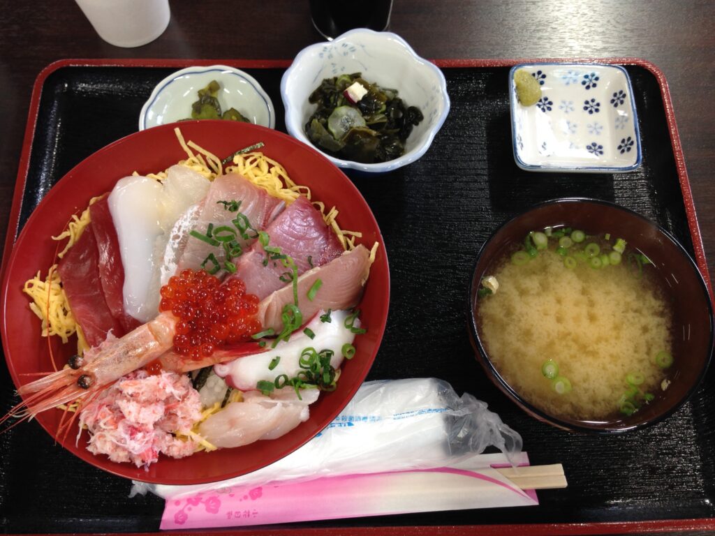 ＜境港で食べる海鮮丼も美味＞